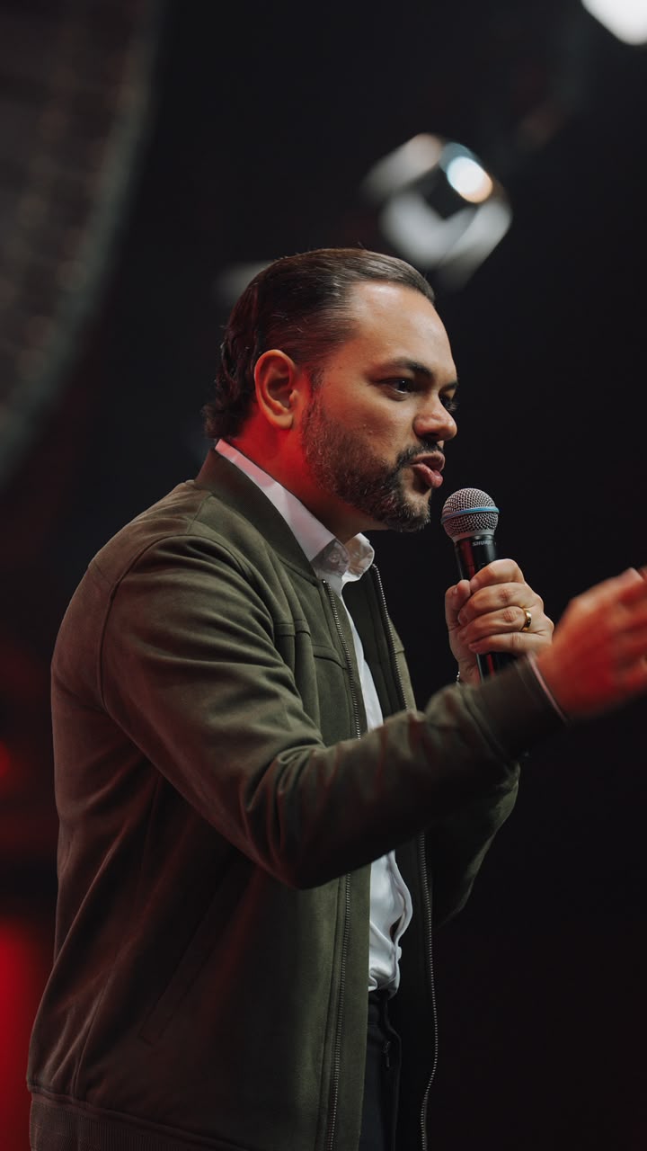 Samuel Souza durante uma palestra